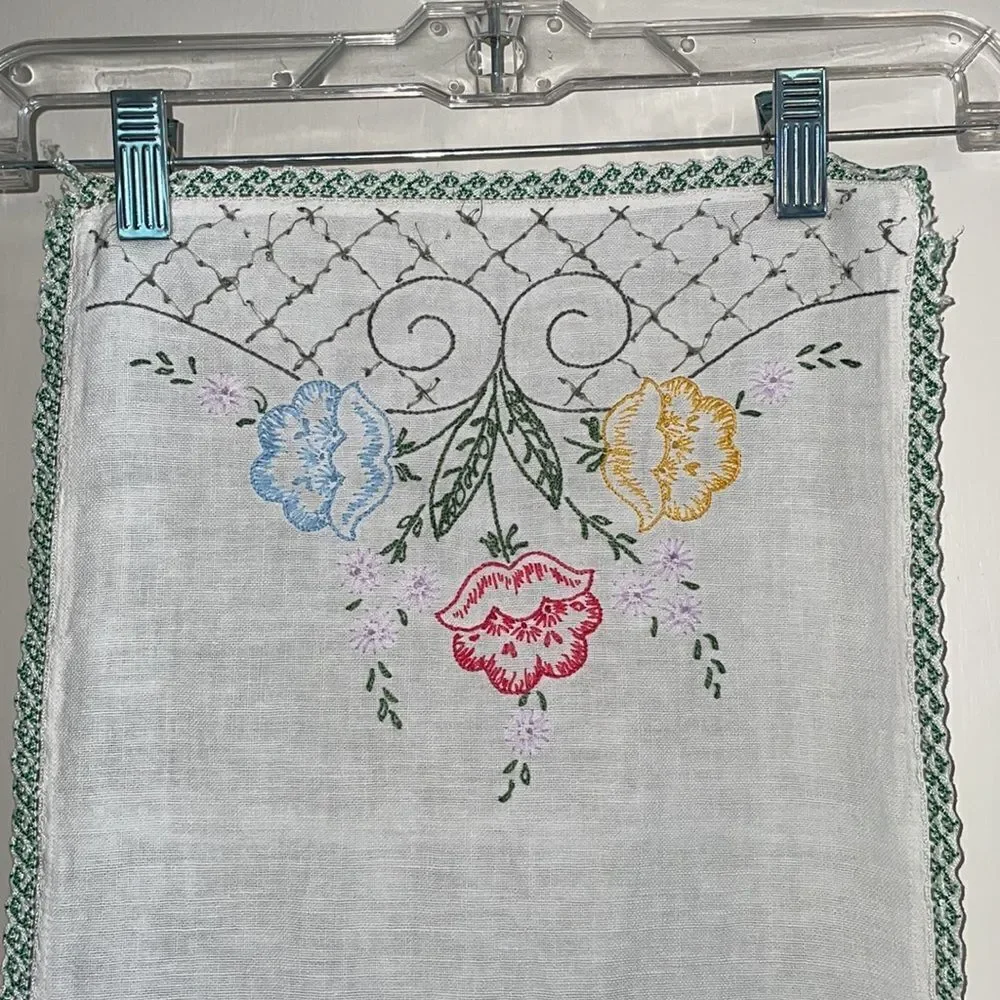 Vintage white table runner with floral embroidery &‎ crochet edges
